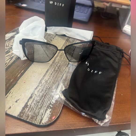 NWT Diff Eyewear - Grace Sunglasses - Matte Black Grey Mirror